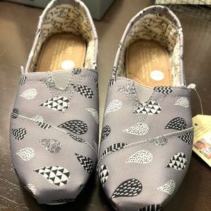 Women’s Toms brand new with tags size 5
